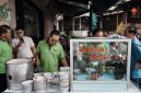 Semangkuk bubur pedas khas Pontianak dengan taburan kacang, ikan teri, dan irisan sayuran hijau, siap menggugah selera dengan cita rasa rempah yang kaya dan pedasnya yang menghangatkan. Hidangan ini merupakan perpaduan sempurna antara kelembutan bubur dan kekuatan bumbu tradisional Indonesia.