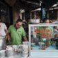 Semangkuk bubur pedas khas Pontianak dengan taburan kacang, ikan teri, dan irisan sayuran hijau, siap menggugah selera dengan cita rasa rempah yang kaya dan pedasnya yang menghangatkan. Hidangan ini merupakan perpaduan sempurna antara kelembutan bubur dan kekuatan bumbu tradisional Indonesia.