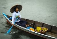 Sebuah perahu Puskesmas keliling melintasi sungai di pedalaman Kalimantan Barat, membawa harapan dan layanan kesehatan esensial bagi masyarakat yang sulit dijangkau melalui jalur darat. Inisiatif inovatif ini menjadi tulang punggung bagi pemerataan akses kesehatan di wilayah dengan geografis yang menantang.