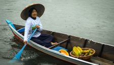 Sebuah perahu Puskesmas keliling melintasi sungai di pedalaman Kalimantan Barat, membawa harapan dan layanan kesehatan esensial bagi masyarakat yang sulit dijangkau melalui jalur darat. Inisiatif inovatif ini menjadi tulang punggung bagi pemerataan akses kesehatan di wilayah dengan geografis yang menantang.